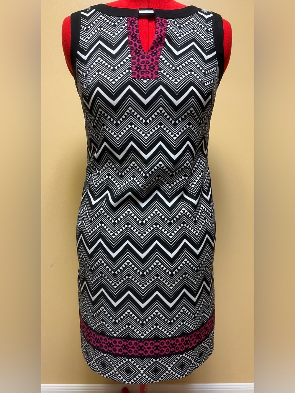 London Times Black & Fuchsia Geometric Sheath Dress
